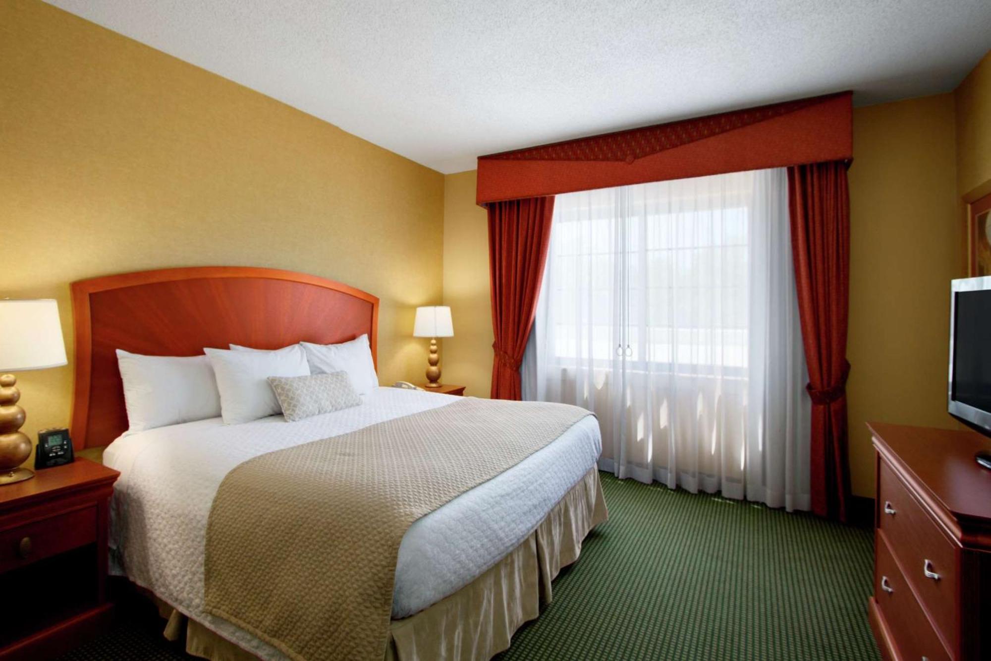 Embassy Suites By Hilton Greensboro Airport Exterior photo