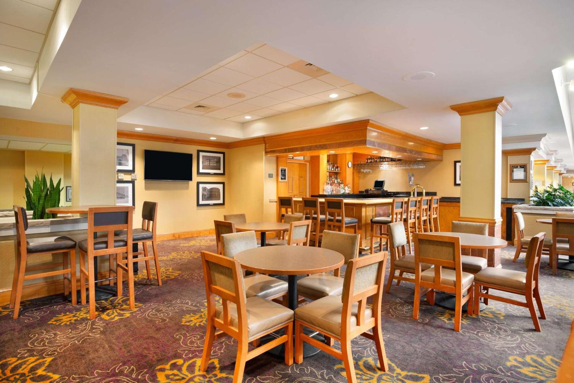 Embassy Suites By Hilton Greensboro Airport Exterior photo
