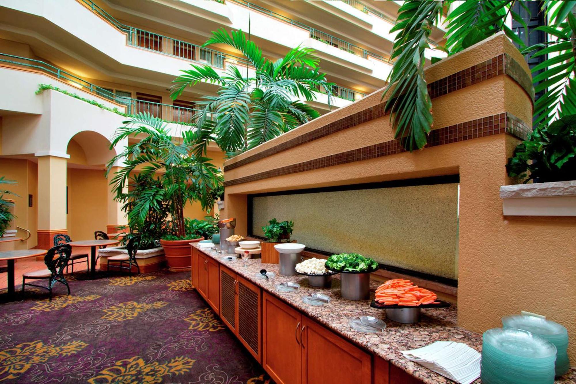 Embassy Suites By Hilton Greensboro Airport Exterior photo