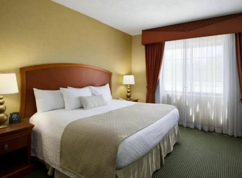Embassy Suites By Hilton Greensboro Airport Exterior photo